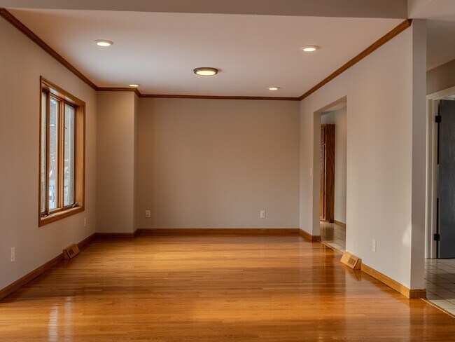 Building Photo - 2630 Glencairin Dr NW