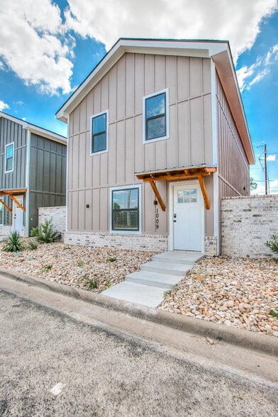 Building Photo - 1009 Holiday Dr