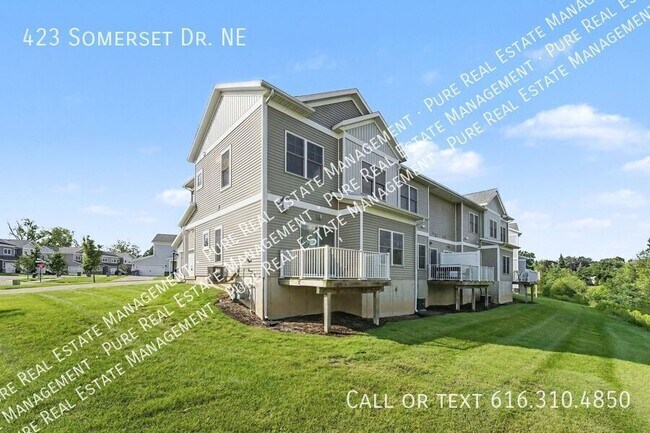 Building Photo - 423 Somerset Dr NE
