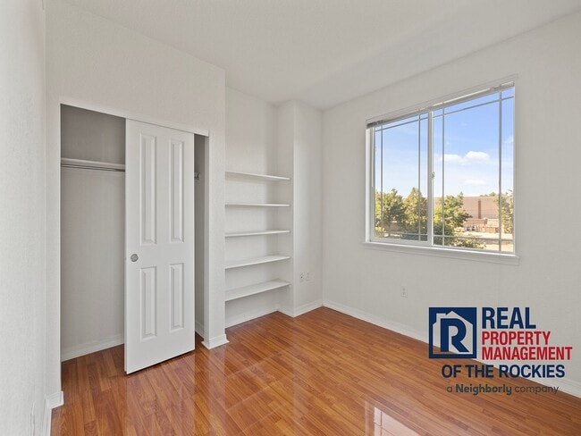 Building Photo - Bright 2 Bed 1 Bath Condo in a Great Location!