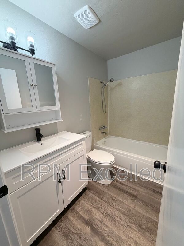 Building Photo - 634 M St NE