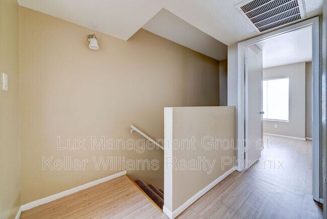 Building Photo - 3840 N 43rd Ave