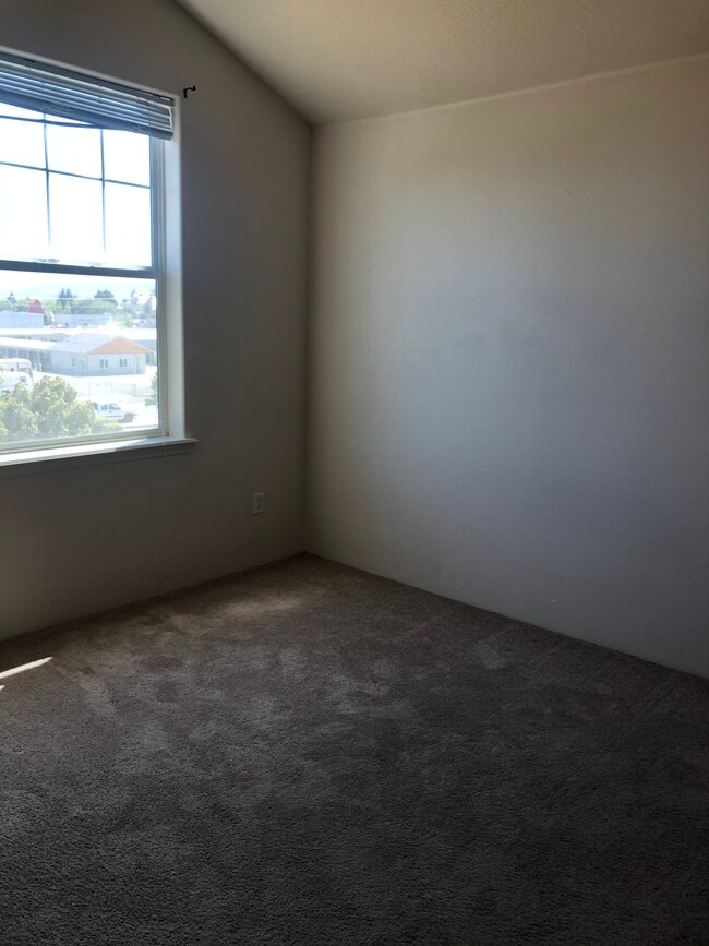 Building Photo - 252 Hiatt Ln