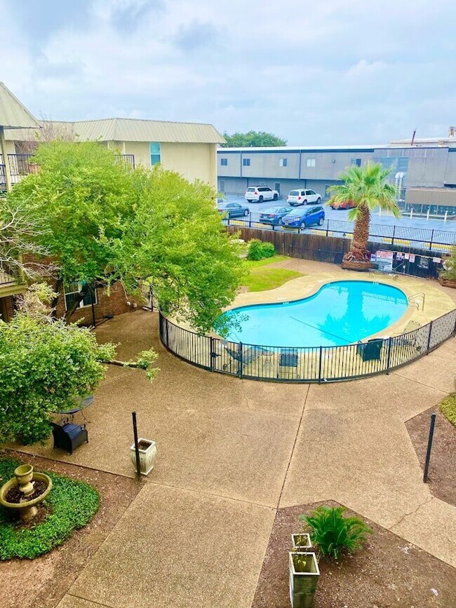 Building Photo - K002 - Pointe #61