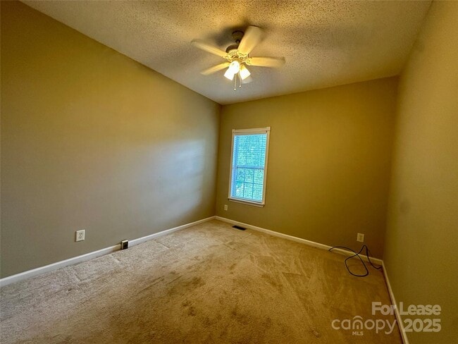Building Photo - 3331 Robinwood Rd