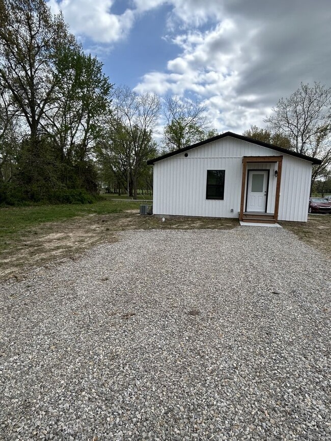 Building Photo - COMING SOON! Stunning 1BR/1BA House on Qui...