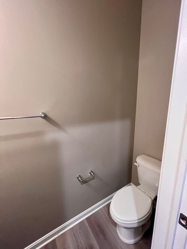 Building Photo - Imperial - 3 Bedroom 2.5 Bathroom - Large ...