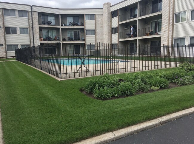 Building Photo - Freshly Updated, Stylish 2 bed 2 bath Condo in Bloomington Includes 2 Heated Parking Spaces!