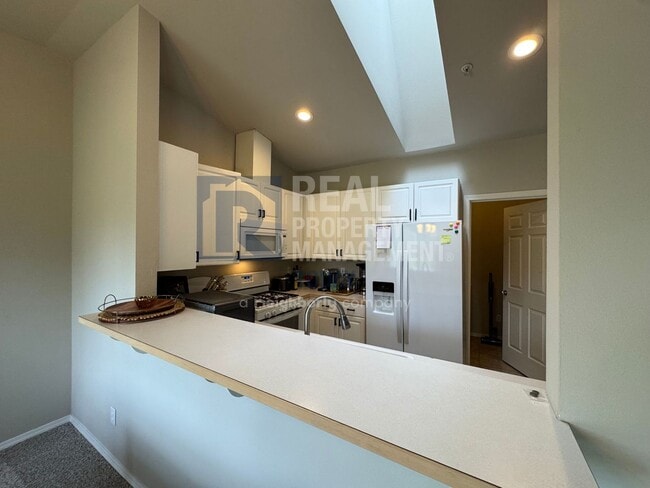 Building Photo - Beautifully Furnished 3 Bedroom Condo!