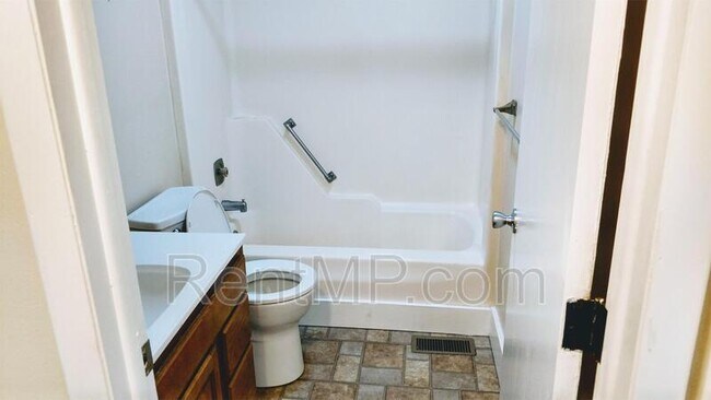 Building Photo - 303 S Oak St