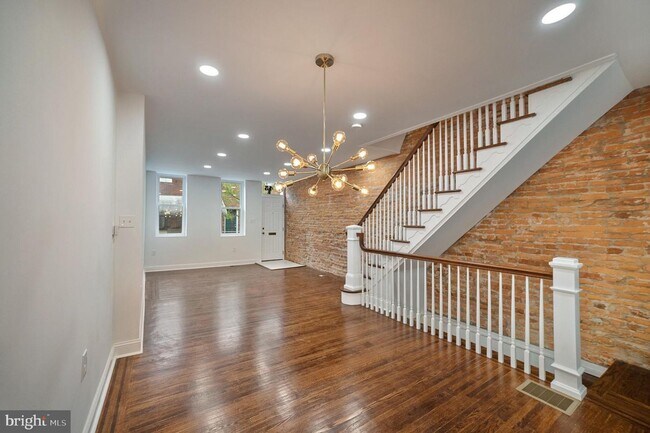 Building Photo - 1845 S Sartain St