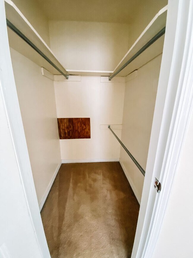 Building Photo - Centrally Located Condo!! Near Magazine St...