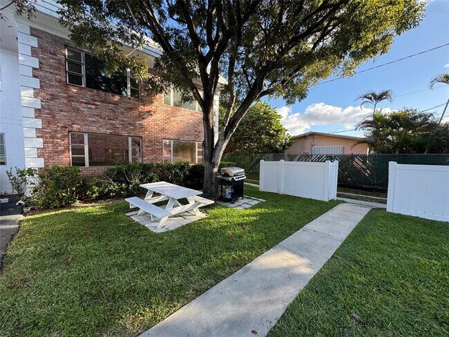 Building Photo - 310 S Cypress Rd