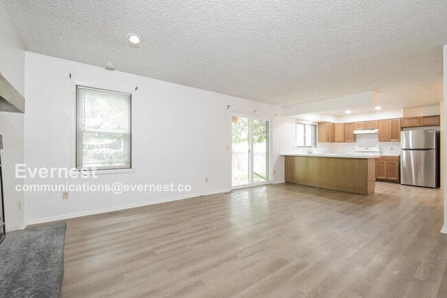 Building Photo - 144 Willow Pl S