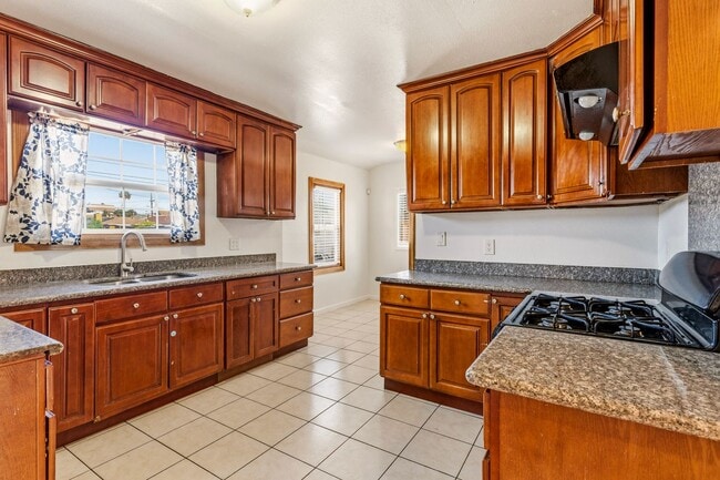 Building Photo - Spacious 3-Bedroom House in Oakland's Meadow Brook
