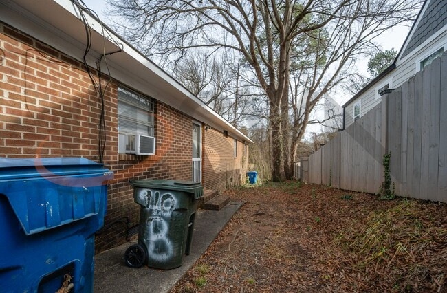 Building Photo - 910 Fiske St