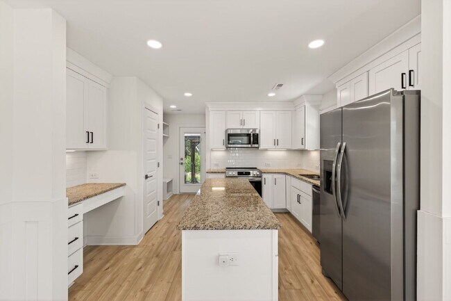 Building Photo - 221 E Moon Cir