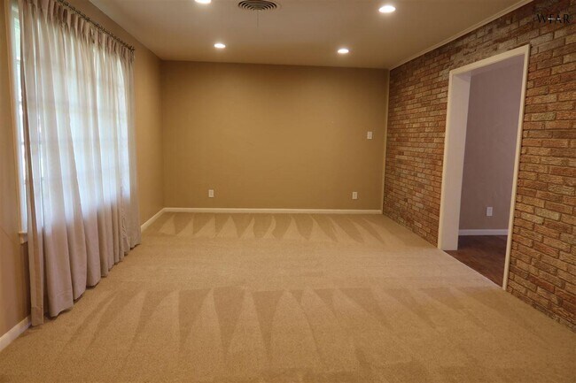 Building Photo - 1544 Sweetbriar Dr
