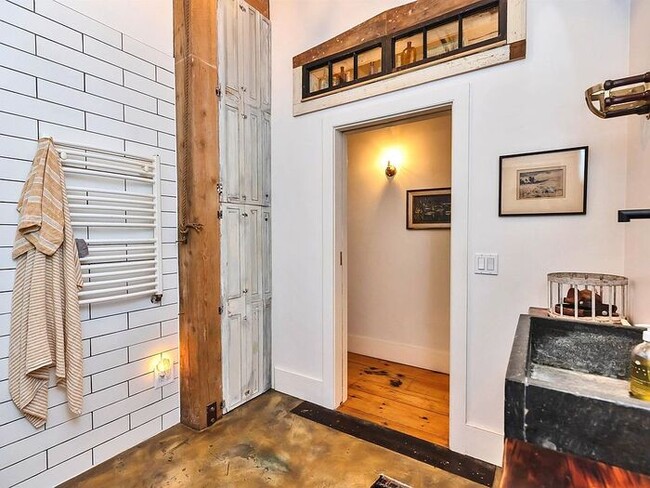 Building Photo - High end stunning condominium located at t...