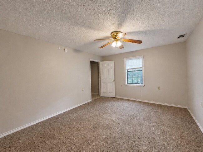 Building Photo - 712 Edgewood Cir