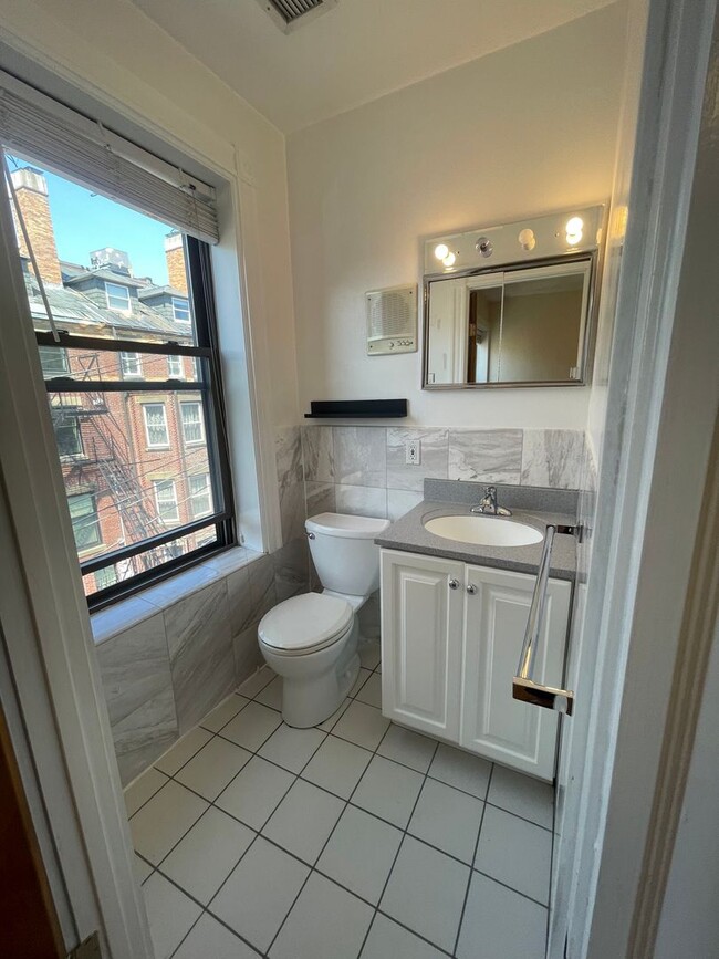 Building Photo - Large, updated 3 bed unit in a prime location in Brookline!