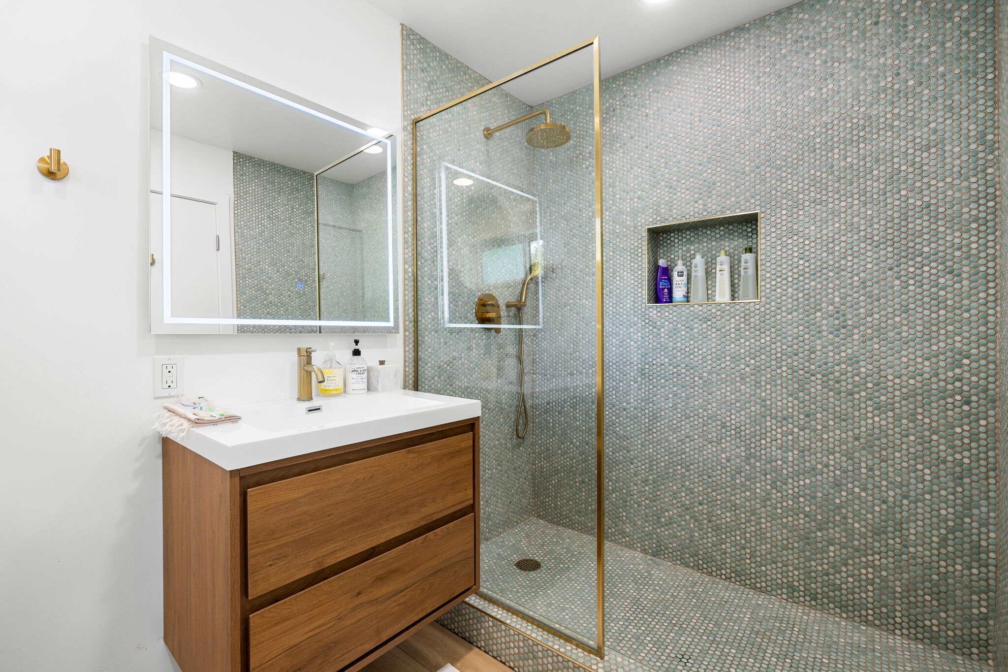 Building Photo - 321 N Gertruda Ave