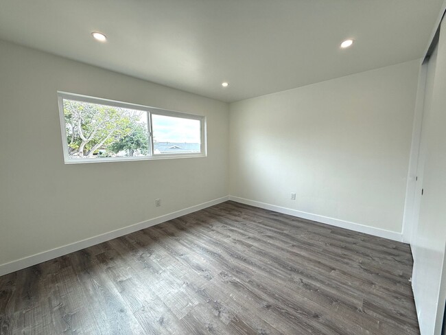 Building Photo - Newly Remodeled Interior 3BD! Enclosed Backyard! AC! Washer and Dryer!