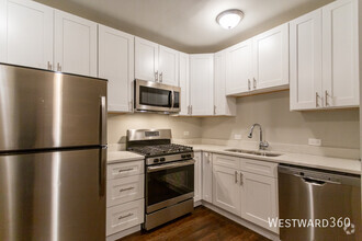 Building Photo - Updated 2 bed/1 bath in West Rogers Park