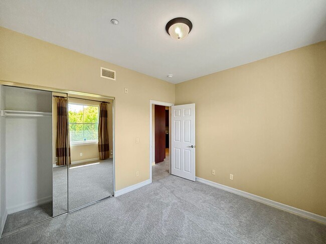 Building Photo - Bright 2BD/2BA Townhouse in Serra Mesa with Balcony, Fireplace & Resort-Style Amenities