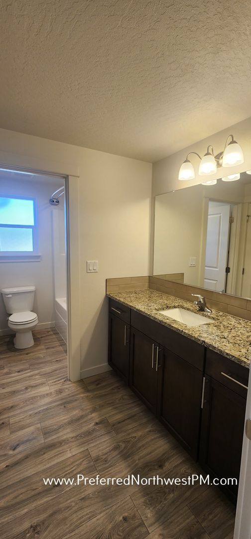 Building Photo - Stunning new build in Lowell