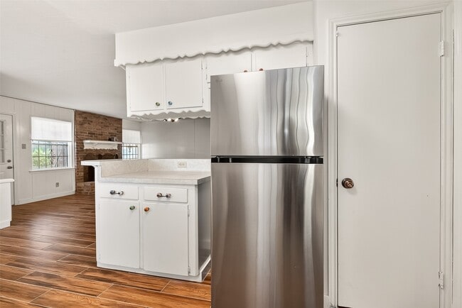 Building Photo - 9218 Rowan Ln