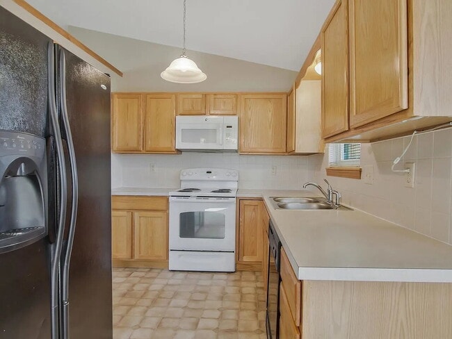 Building Photo - 812 S Red Oaks Cir