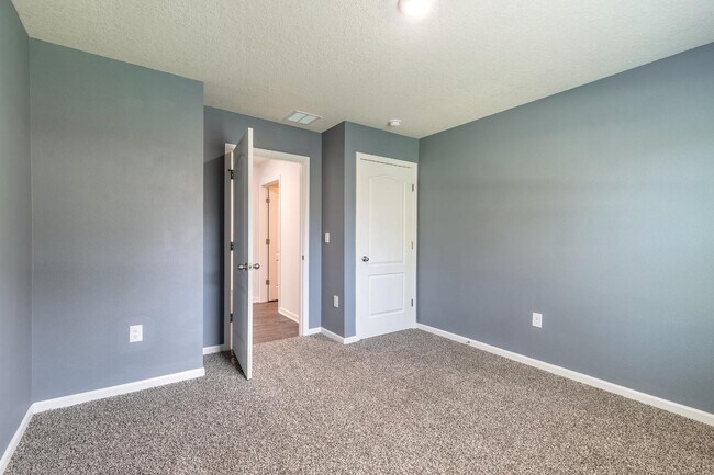 Building Photo - 109 Persimmon Dr