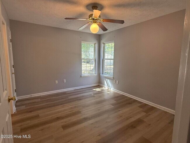Building Photo - 1308 E Oak Island Dr