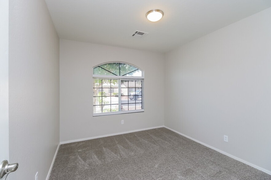 Building Photo - 4966 E Magnus Dr