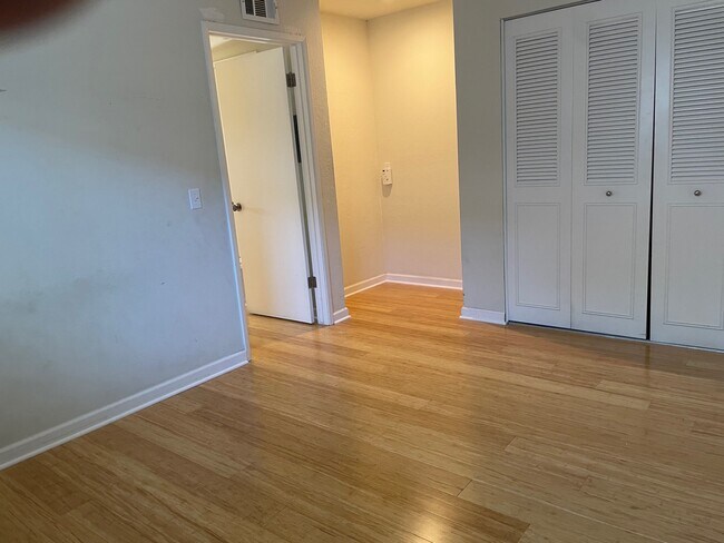 Building Photo - 1584 Mendenhall Dr