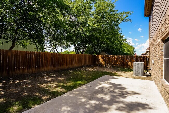 Building Photo - 1006 Primrose Dr