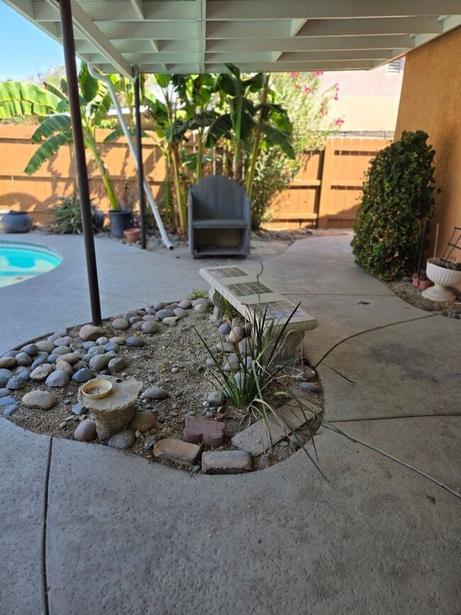 Building Photo - Three bedroom, fresh paint and pool!