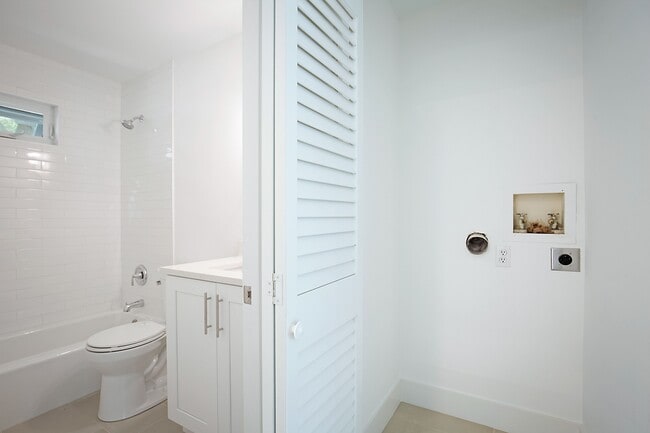 Building Photo - 705 New York St