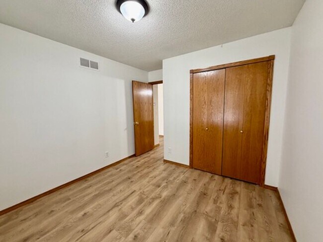 Building Photo - 4 bedroom Home in Regency Lakes!