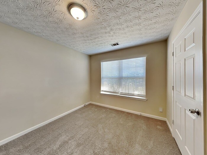 Building Photo - 320 Lake Royale Pl