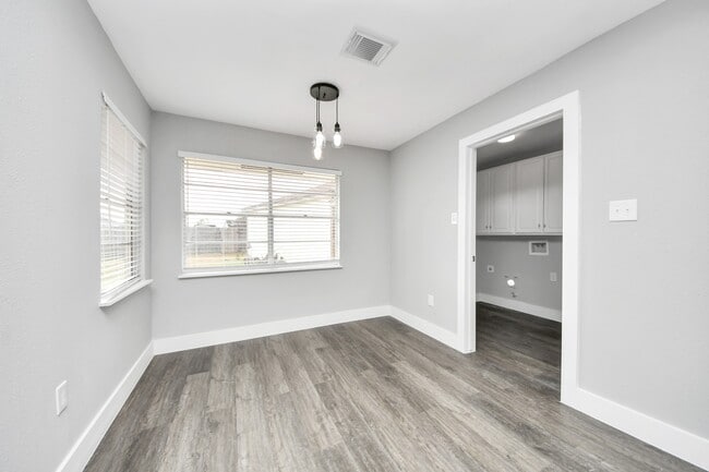 Building Photo - 15423 Ridingwood Dr