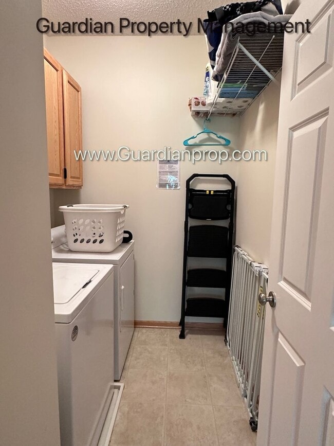 Building Photo - Lakeville 2 Bedroom Town Home, Dishwasher, Fireplace, 2 Car Garage, Garage Bonus Room