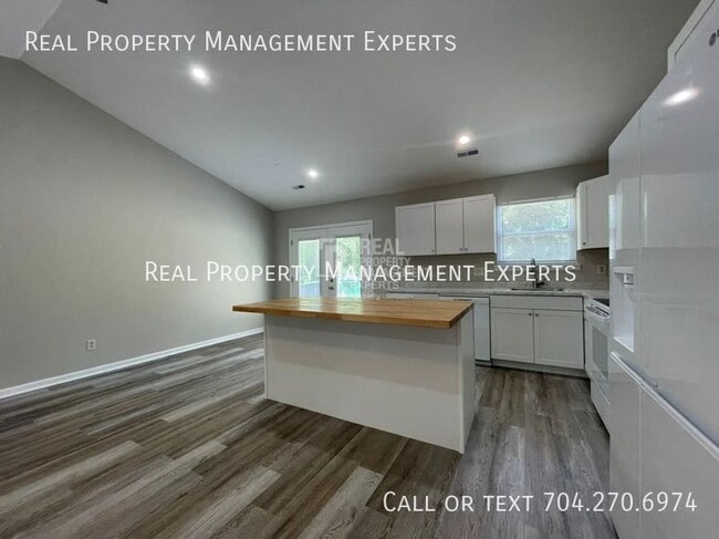 Building Photo - 3220 Braewick Pl