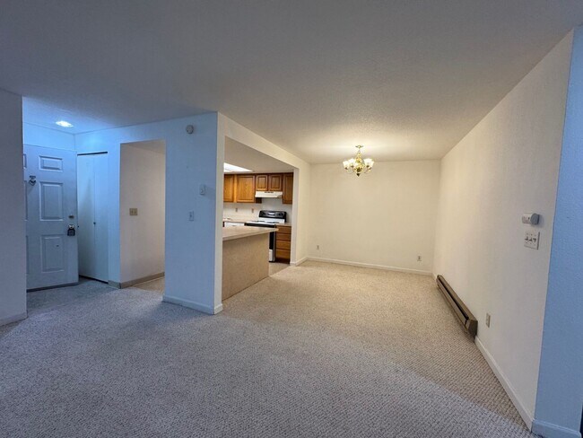 Building Photo - Cozy 2 Bed 1 Bath Condo, Wensley Court Factoria Bellevue