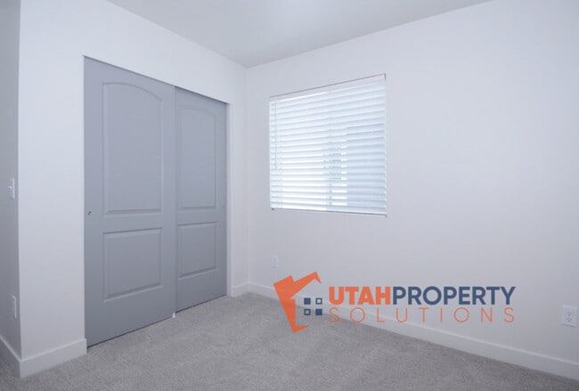 Building Photo - 1032 W 430 S