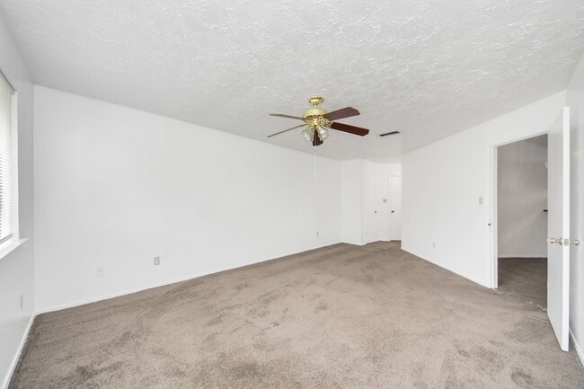 Building Photo - 13610 Piney Oaks Dr