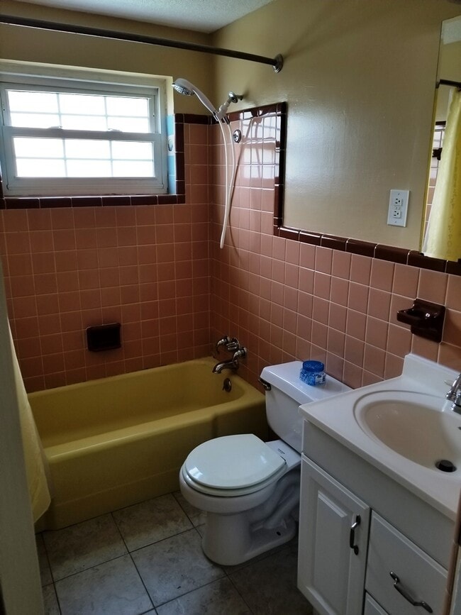 Building Photo - ~3/1~Sherman Ave~Cute home with fenced bac...