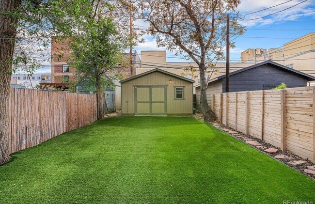 Building Photo - 1020 Kalamath St