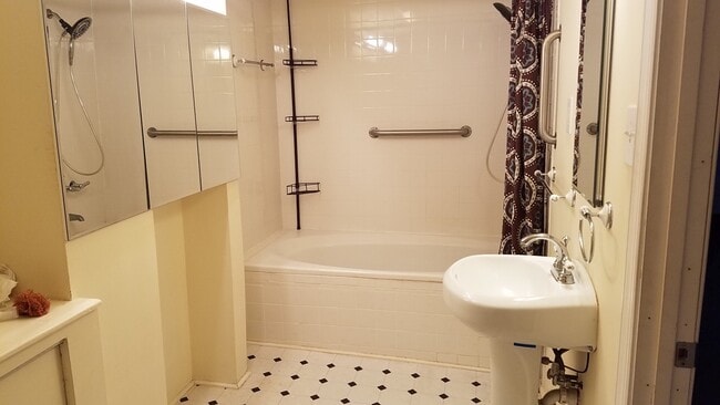 Building Photo - 925 N Montana St